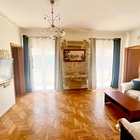 Neoclassical 2Bed in Kallimarmaro-3